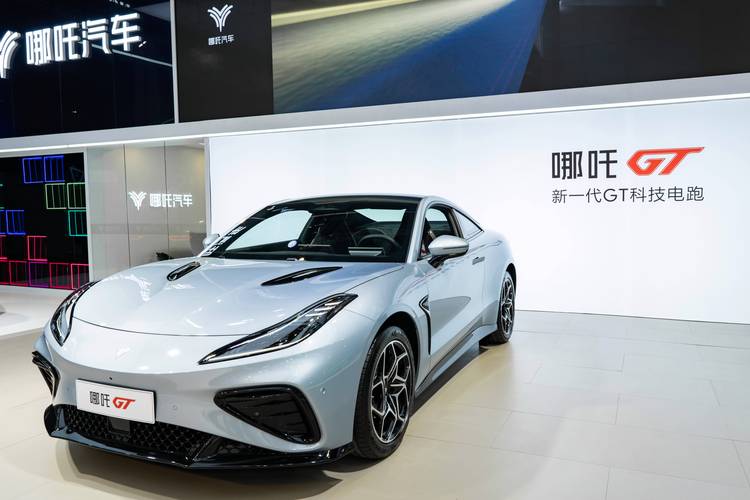 深圳139哪吒汽车在智能汽车领域的表现，领途汽车在新能源汽车市场中的影响力